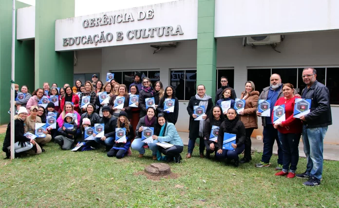 11-08-22-educacao-de-navirai-entrega-livro-de-orientacoes-sobre-primeiros-socorros-para-as-escolas-da-rede-municipal-1