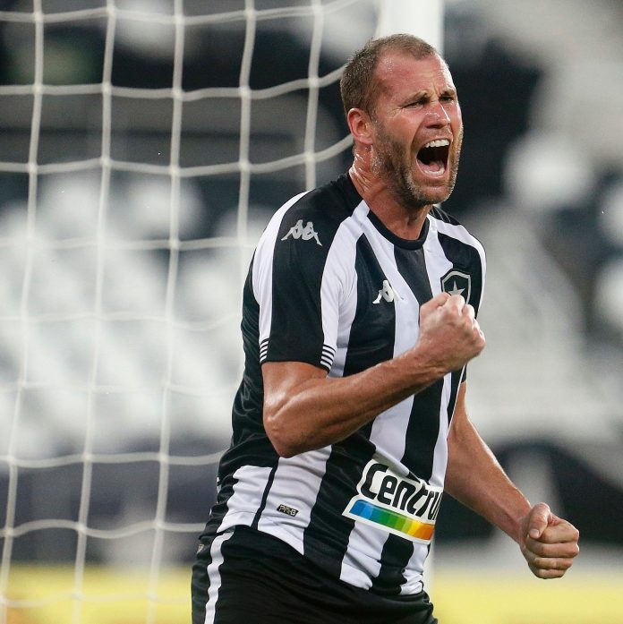 joel-carli-comemora-gol-da-vitoria-do-botafogo-sobre-o-brasil-de-pelotas-1629074818631_v2_1x1
