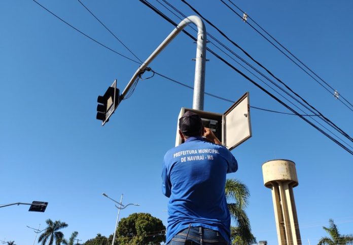 16-11-22-vendaval-do-final-de-semana-provocou-pane-no-semaforo-da-avenida-dourados-3-768x534