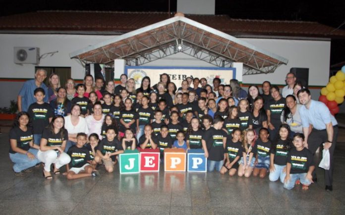 18-11-22-escola-jose-martins-flores-promove-a-1a-feira-dos-jovens-empreendedores-primeiros-passos-4-768x479