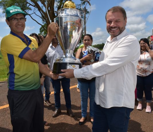 Campeão estadual de futebol, time de Paranhos é recepcionado por prefeito e desfila em carro aberto