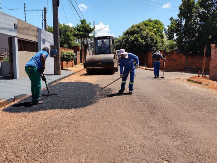 250123-operacao-tapa-buracos-chega-ao-vila-nova-e-populacao-agradece-trabalho-executado-pela-prefeitura-8-768x575
