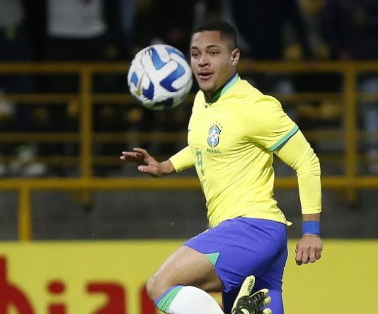 Barcelona tem problema em negociação por Vitor Roque, do Athletico-PR