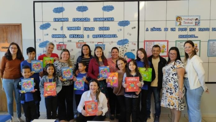220523-prefeitura-de-navirai-inicia-entrega-de-novos-livros-do-projeto-preciso-saber-aos-alunos-da-reme-14-768x432