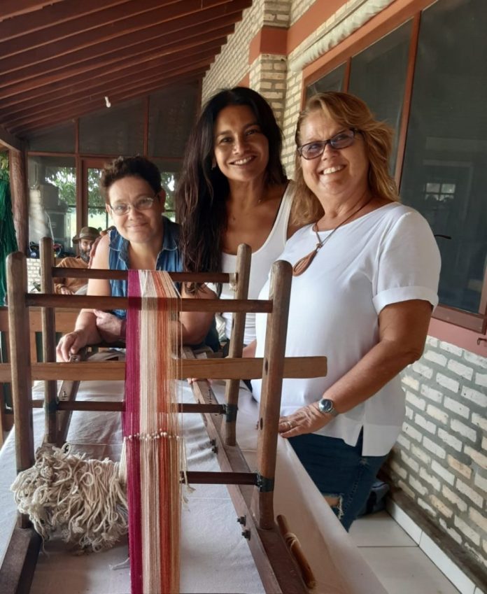 Cecília Almeida Dira Paes e Claudia de Medeiros posaram ao lado de um tear da faixa pantaneira - arquivo