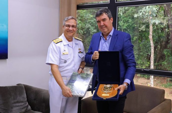 Governador-Eduardo-Riedel-e-o-secretário-Caravina-recebem-visita-de-cortesia-do-Almirante-Cunha-Foto-Alvaro-Rezende7-730x480