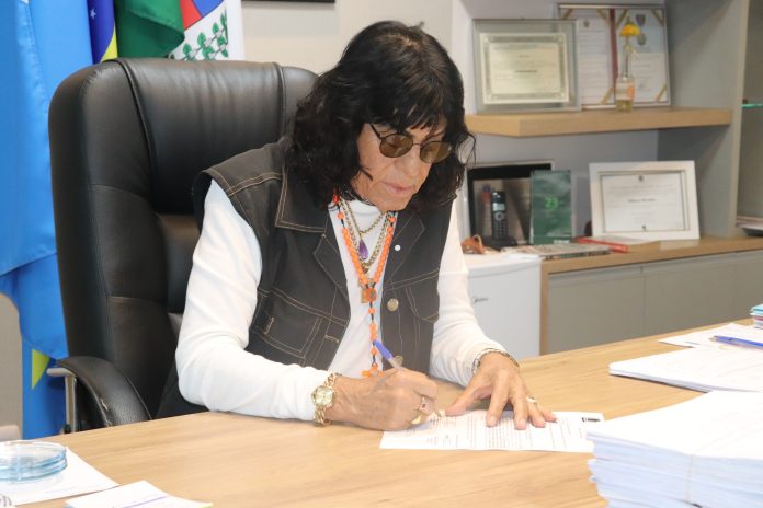 Prefeito assinando