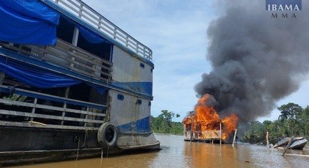 ibama-e-forcas-armadas-destroem-embarcacoes-usadas-no-garimpo-ilegal-no-am-23052023090716419