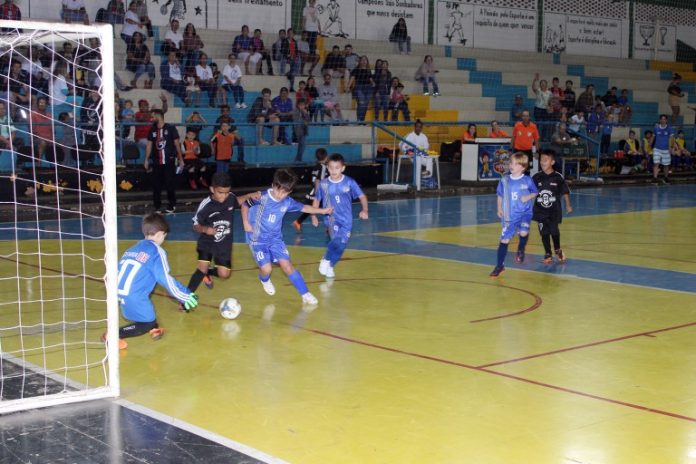 020623-copa-cidade-navirai-de-futsal-base-2023-movimenta-as-noites-no-poliesportivo-foto-junior-lopes-assessoria-2-768x512