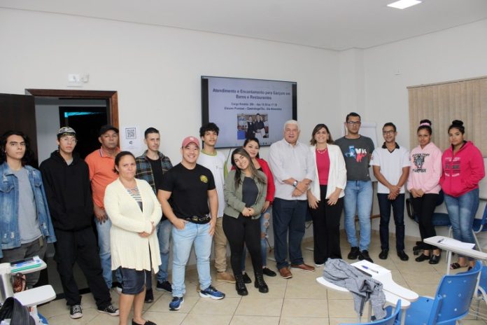 060623-curso-de-atendimento-para-garcons-bares-e-restaurantes-capacita-profissionais-em-navirai-1-768x512