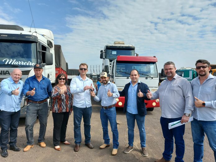 300823-conisul-recebe-caminhao-doado-pela-receita-federal-para-reforcar-no-transporte-de-massa-asfaltica