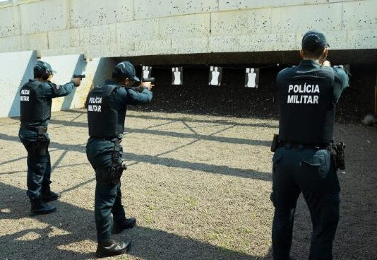 Policiais militares da ativa tem armamentos trocados por pistolas da marca Beretta