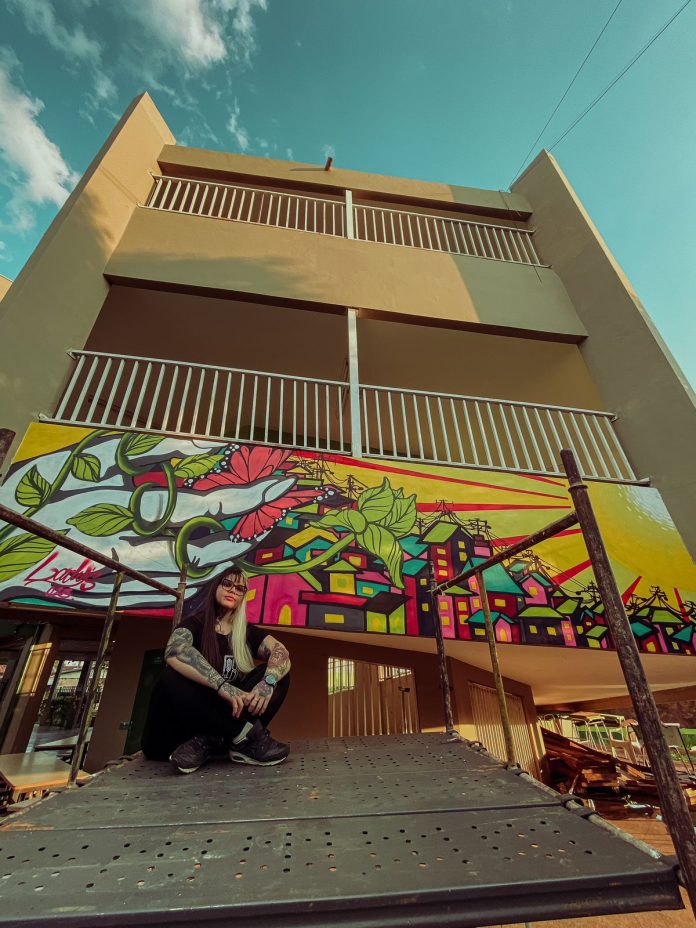 Artista em fachada que virou obra de arte em escola pública das Moreninhas
