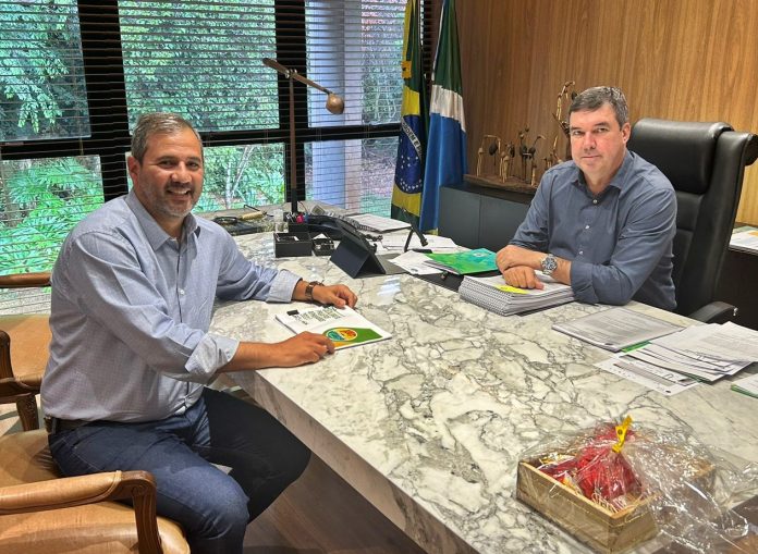Reitor da UEMS, Laércio de Carvalho, juntamente com o Governador do Estado de MS, Eduardo Riedel, em reunião alinhando os detalhes do Pantanal Tech MS