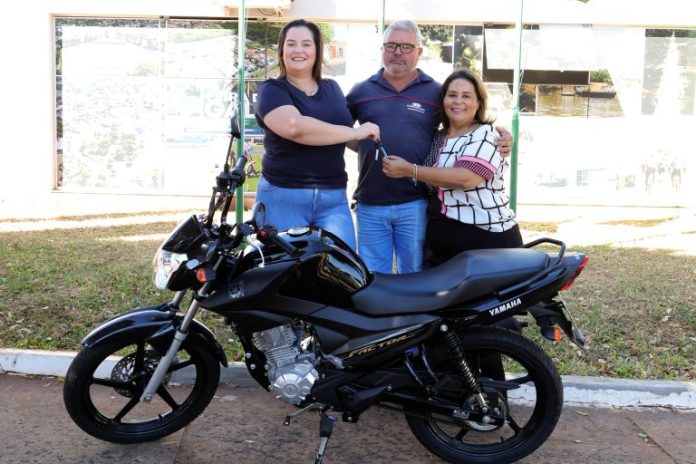 070524-prefeitura-de-navirai-entrega-mais-uma-moto-sorteada-na-campanha-iptu-2024-em-dia-da-premios-1-768x512