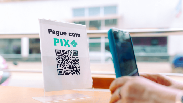 pessoa-pagando-pix-qr-code