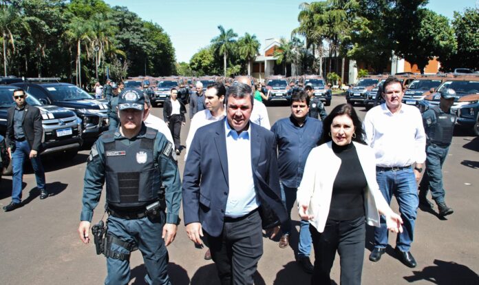Governador Eduardo Riedel e ministra Simone Tebet na entrega desta segunda (foto-Saul-Schramm)
