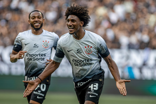 corinthians-vence-flamengo-e-presenteia-fiel-9r