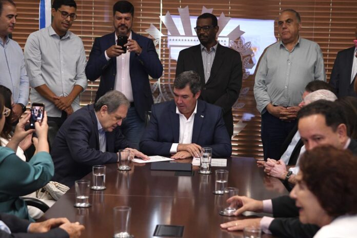 Governador-assina-posse-do-Secretario-Waldemir-Moka-Foto-Bruno-Rezende-15-1024x683