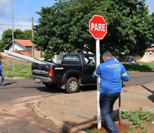 Núcleo de Trânsito de Naviraí atua na instalação de 110 placas de sinalização nos bairros Cidade Jardim e Cia Portal