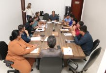 Vereadores da Câmara Municipal de Mundo Novo e Secretários Discutem Projetos de Lei Antes da Sessão