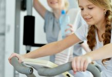 Quando crianças e adolescentes podem começar na academia? Afeta o crescimento? Especialistas respondem
