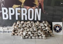 BPFron e Receita Federal abordam dois veículos e adolescentes são presos por tráfico de drogas