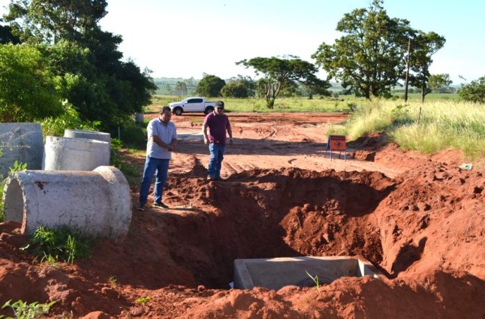 Prefeito-Vitor-Malaquias-vistoria-inicio-de-obras-em-Japora-1068x703