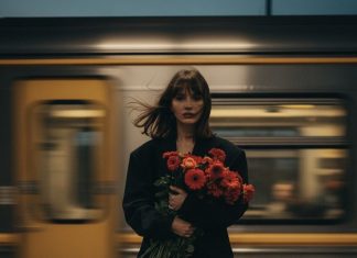 É por isso que você não consegue manter a sua coluna ereta e seus ombros para trás