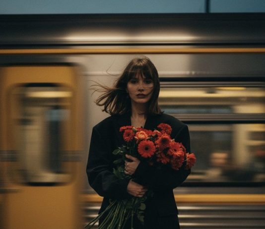 É por isso que você não consegue manter a sua coluna ereta e seus ombros para trás