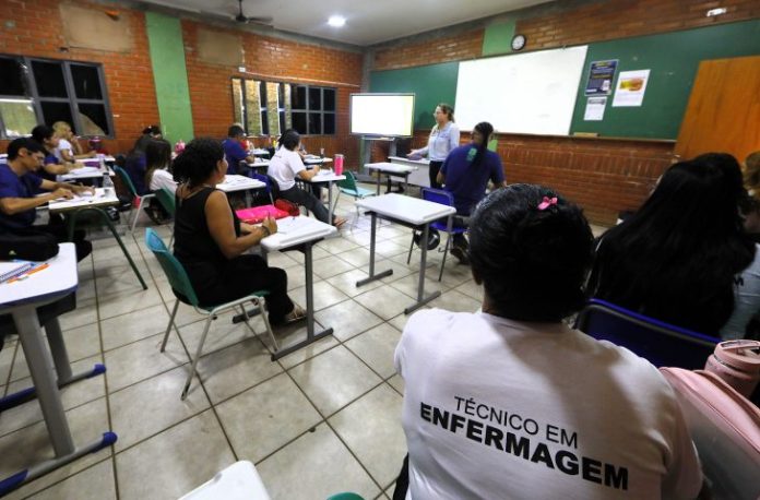 Curso-Tecnico-em-Enfermagem-Foto-Saul-Schramm-5-730x480