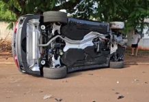 BMW colide contra caçamba de entulhos e motorista é socorrido em Guaíra