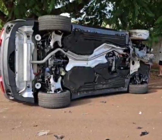 BMW colide contra caçamba de entulhos e motorista é socorrido em Guaíra