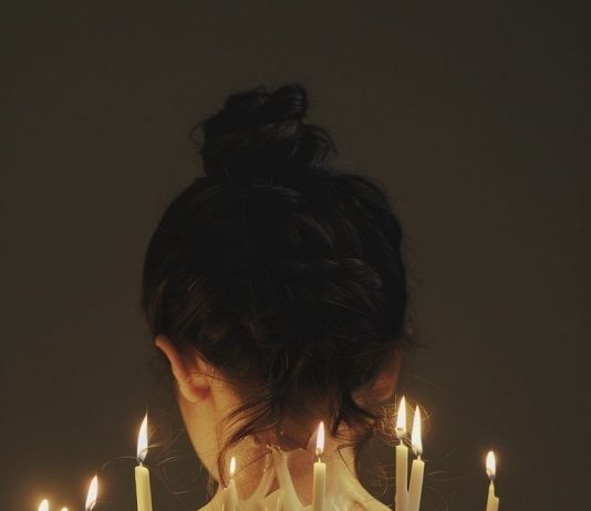 Uma tragédia: me debruço sobre o seu túmulo, grito e choro, mas você não me escuta