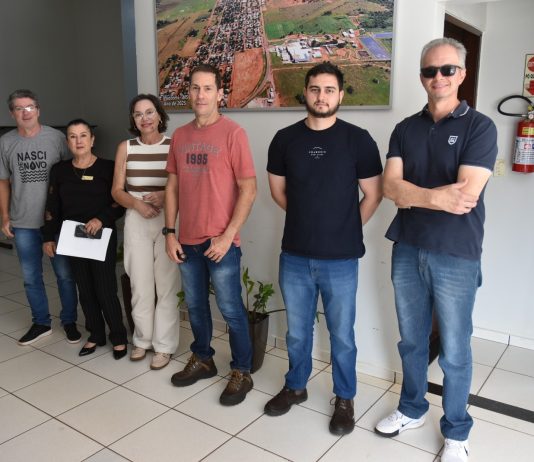 Reunião entre representantes do Detran-MS e membros do departamento municipal de trânsito de Iguatemi tratou sobre sinalização viária