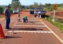 Governo de Mundo Novo reforça sinalização viária com implantação de tachões refletivos