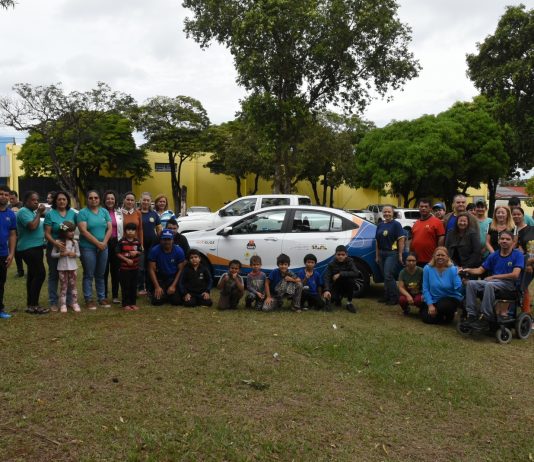 Prefeito de Iguatemi participa da entrega de um veículo 0km para a Apae