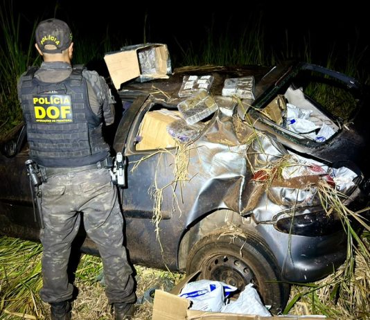 DOF apreende drogas, agrotóxicos e cigarros eletrônicos após perseguição e capotamento em Mundo Novo