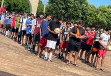 Em Iguatemi, projeto Bom de Bola, Bom na Escola leva atividade física para alunos na praça