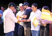 Malaquias entrega escrituras a empresários que investirão na agroindústria