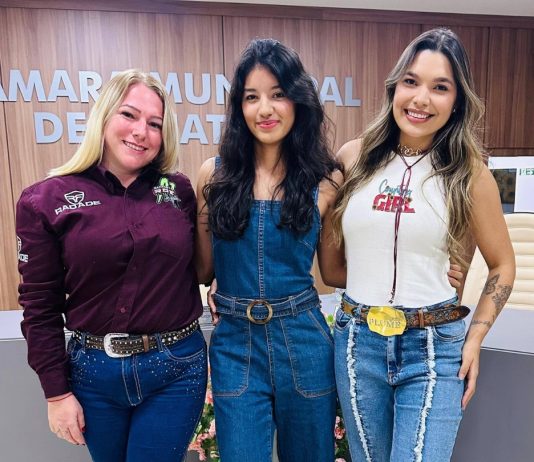 Finalistas do concurso de Rainha da Expoiguatemi 2026 participam de podcast no estúdio da Assessoria de Comunicação