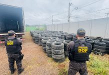 DOF apreende quase 2 mil pneus novos escondidos em carga de pneus usados em Caarapó