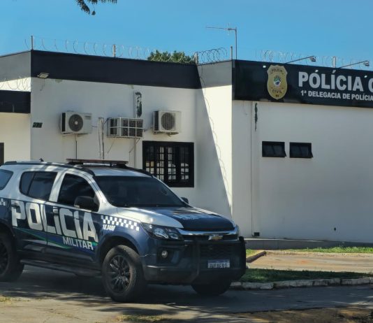 Confusão em via pública termina com carro danificado e casal levado à delegacia em Naviraí