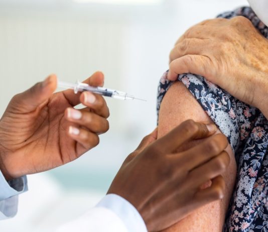 Governo do Brasil alerta que vacinação contra gripe deve ser intensificada antes do inverno