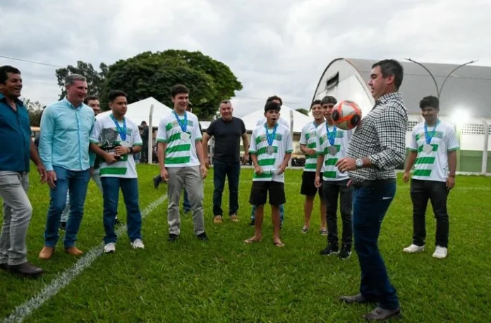 Governador-Eduardo-Riedel-cumpre-agenda-em-Sete-Quedas-Foto-Bruno-Rezende3-730x480-1