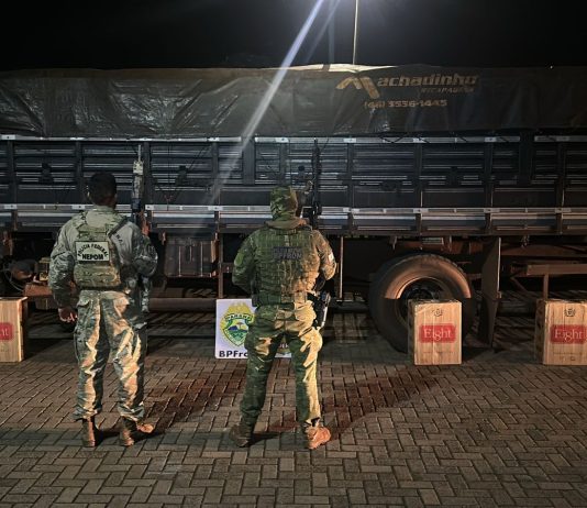 BPFRON e PF apreendem caminhão com 20 mil pacotes de cigarros contrabandeados do Paraguai em Mercedes