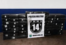 Suspeito joga carro contra viatura, capota e foge deixando 75 fardos de maconha em Mundo Novo