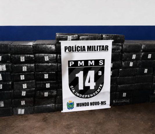 Suspeito joga carro contra viatura, capota e foge deixando 75 fardos de maconha em Mundo Novo