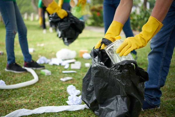 depositphotos_144050609-stock-photo-hands-in-yellow-rubber-gloves