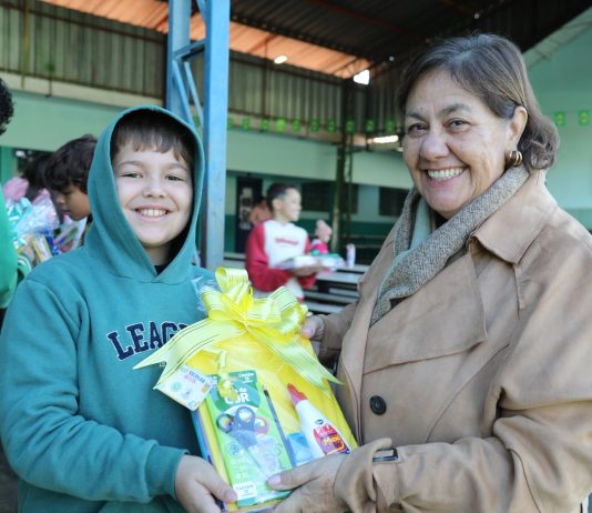 Mundo Novo entrega kits escolares para rede municipal e mantém reposição durante todo o ano letivo